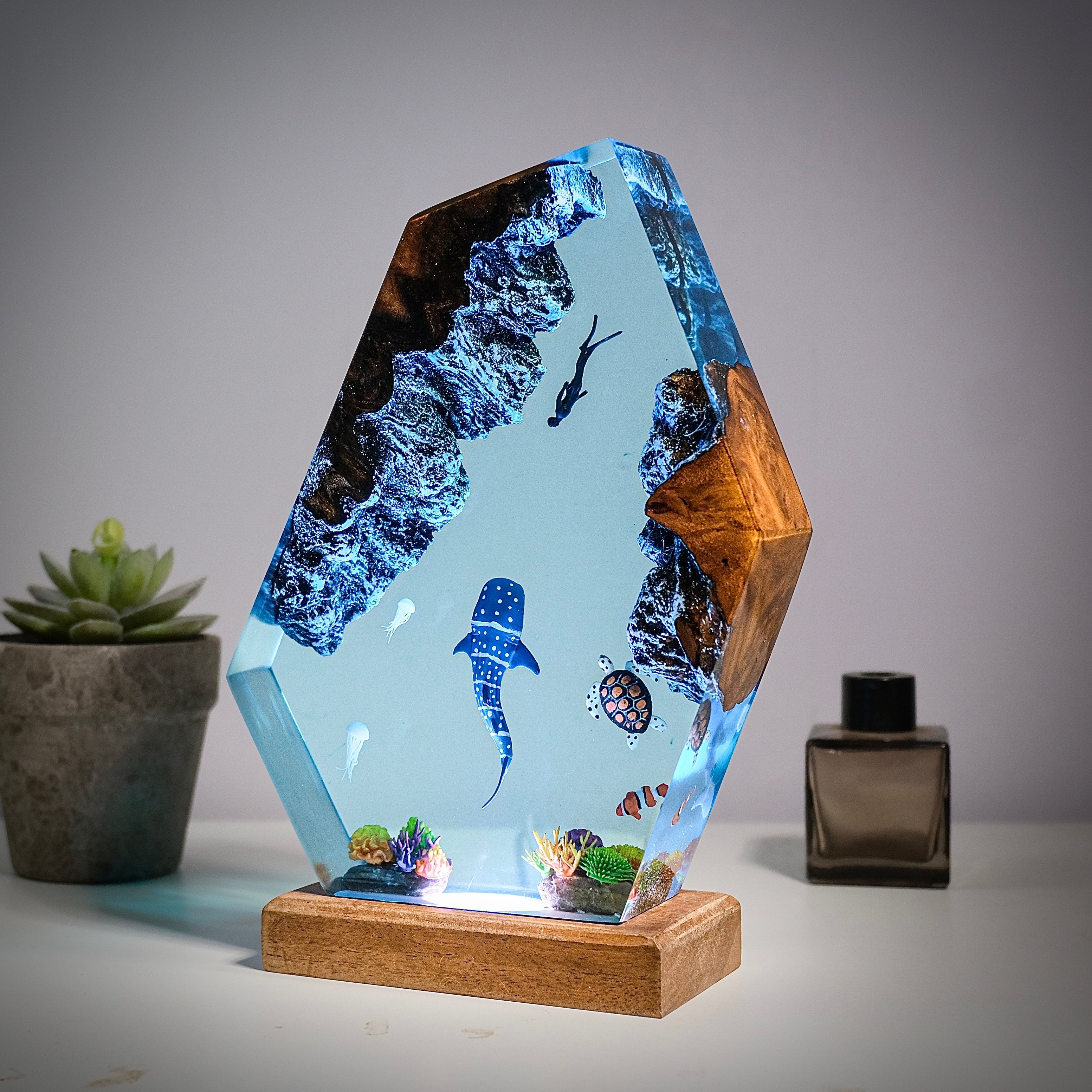 Ocean resin lamps for sharks, turtles and divers