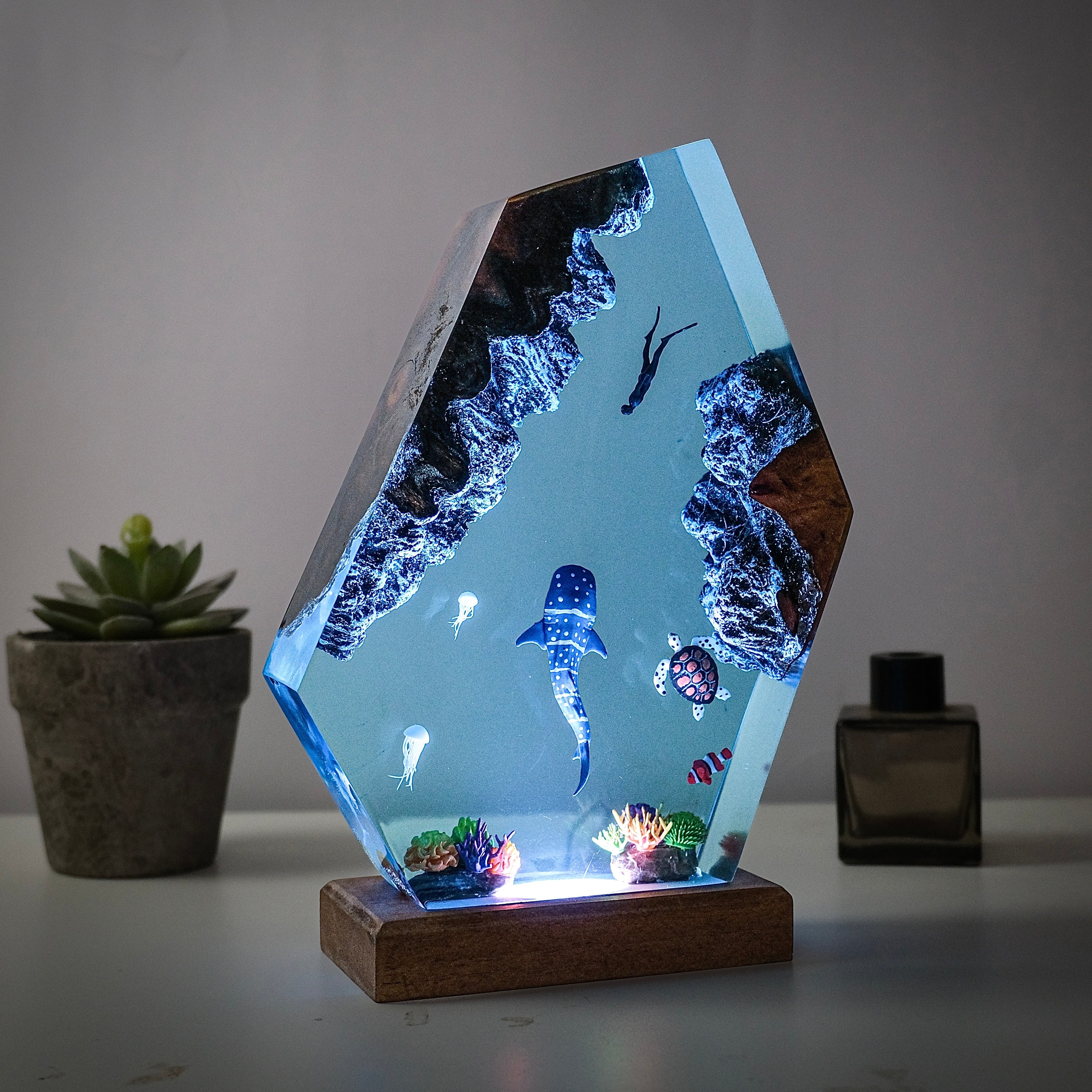 Ocean resin lamps for sharks, turtles and divers