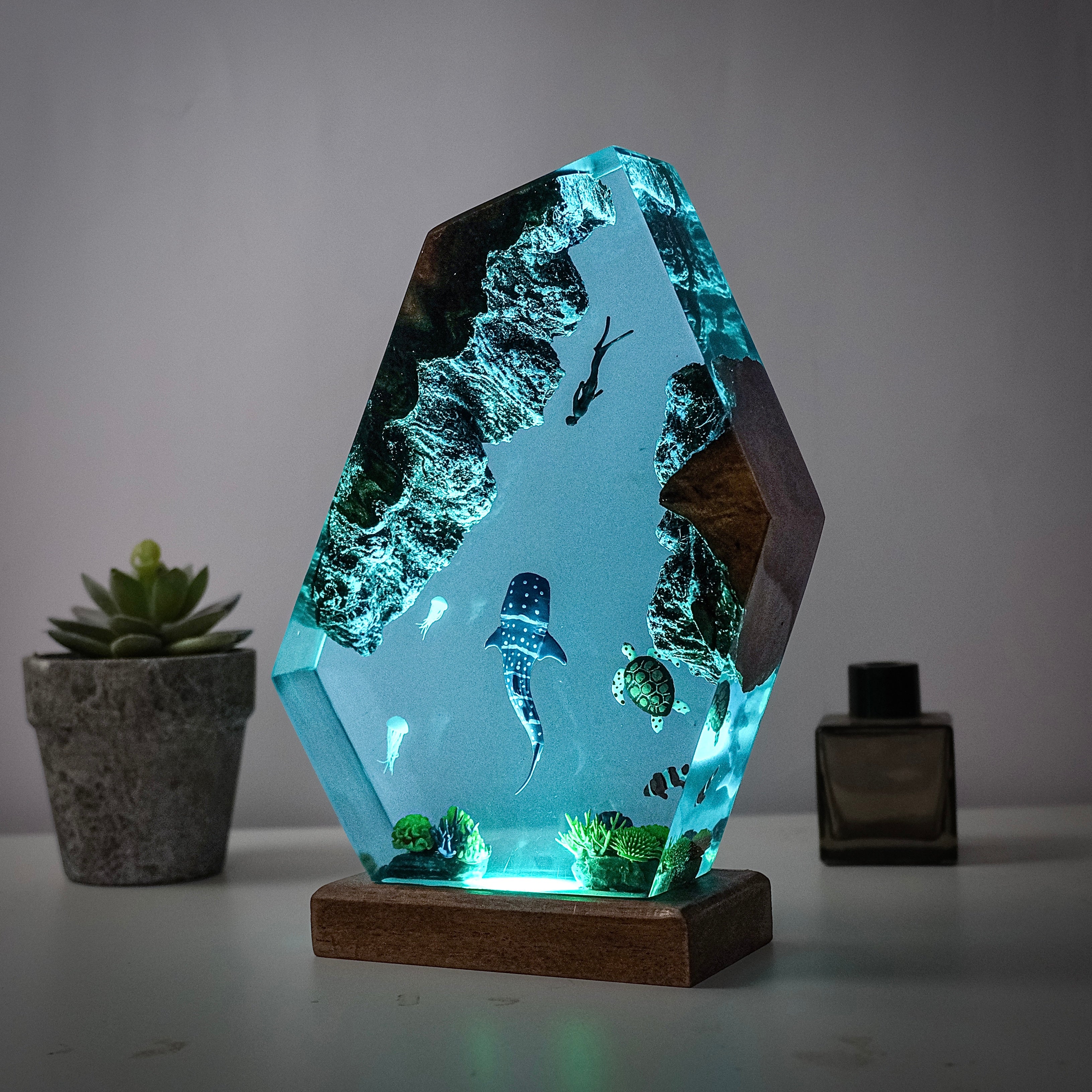 Ocean resin lamps for sharks, turtles and divers