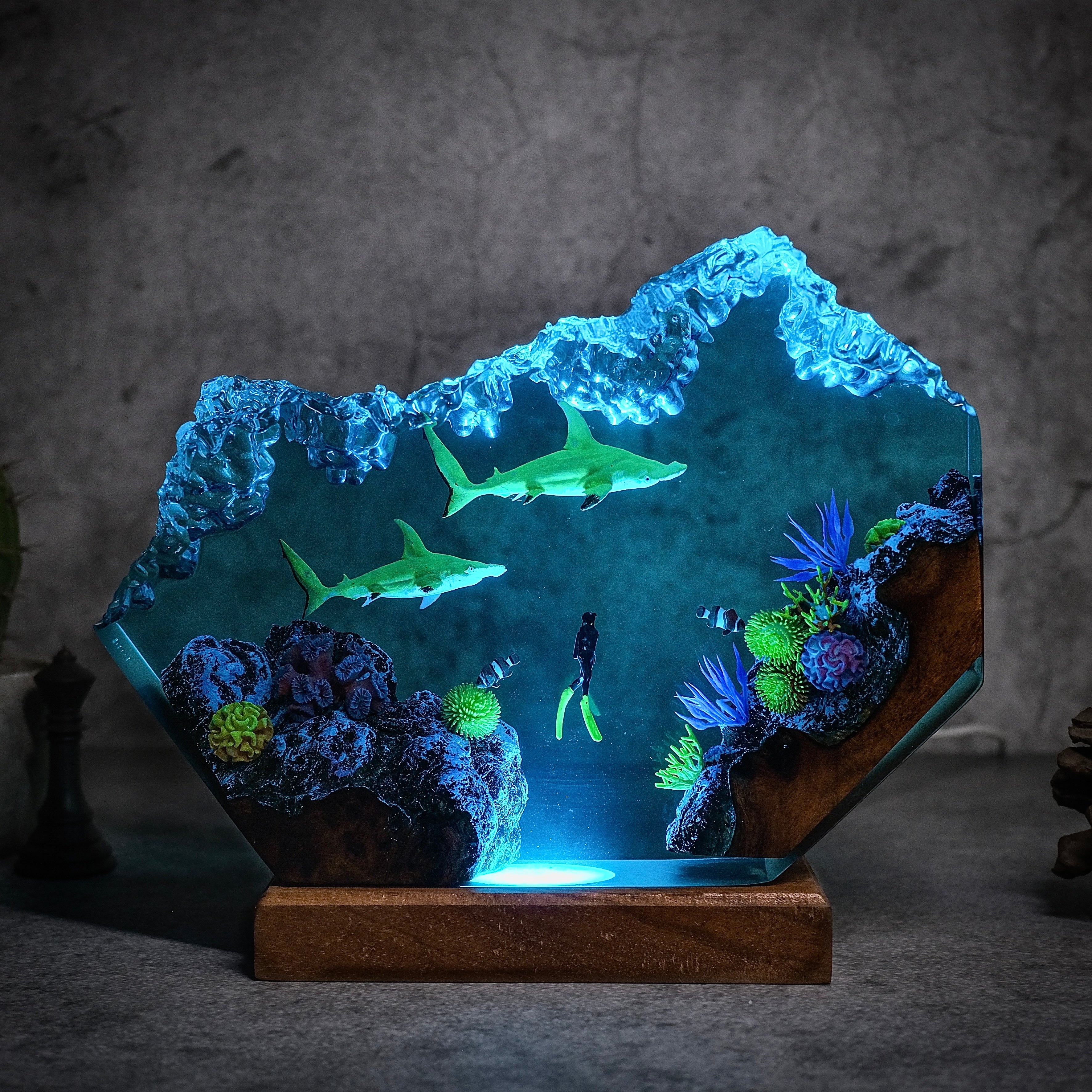 Ocean Fragments, 2 Sphyrna lewini and divers Resin lamp