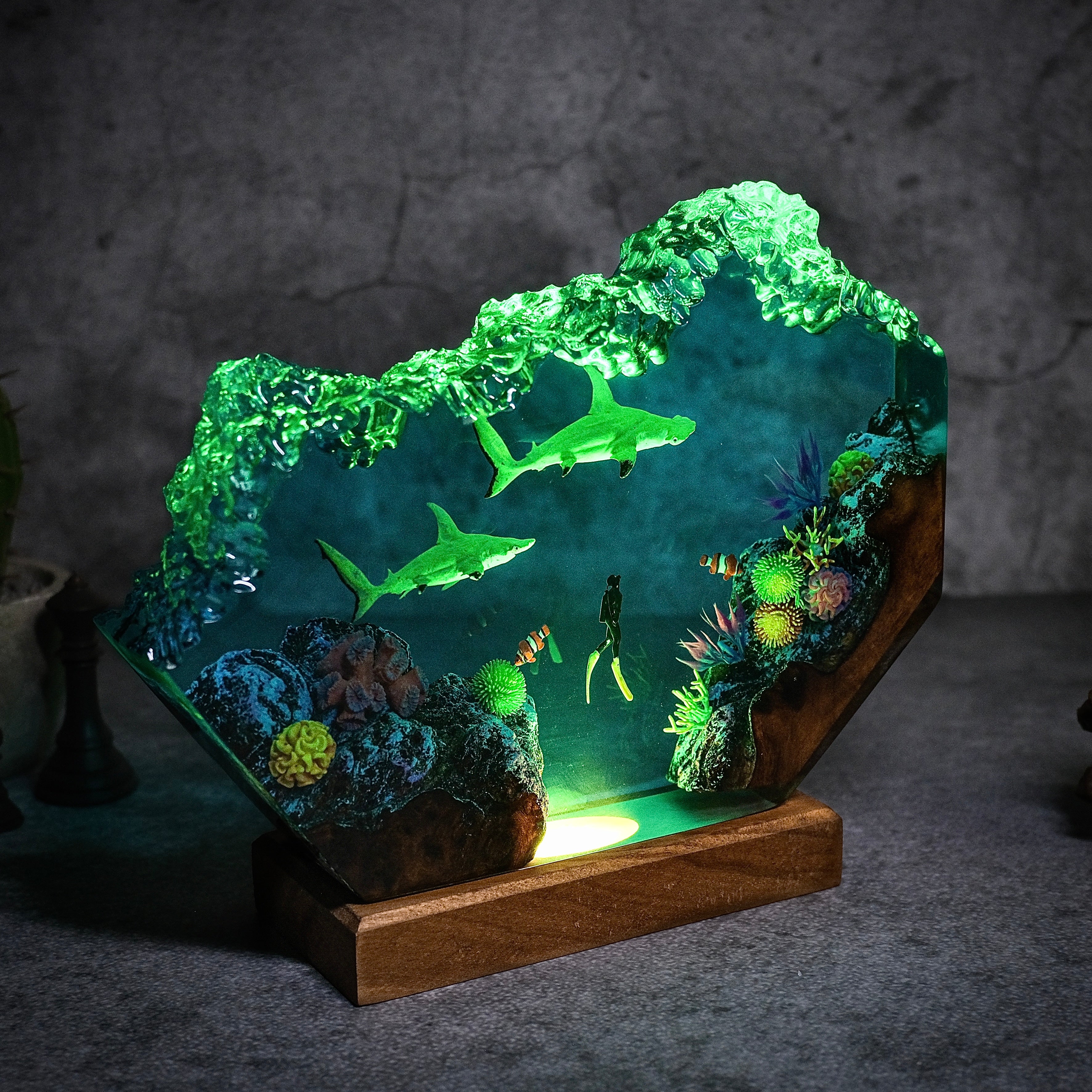 Ocean Fragments, 2 Sphyrna lewini and divers Resin lamp