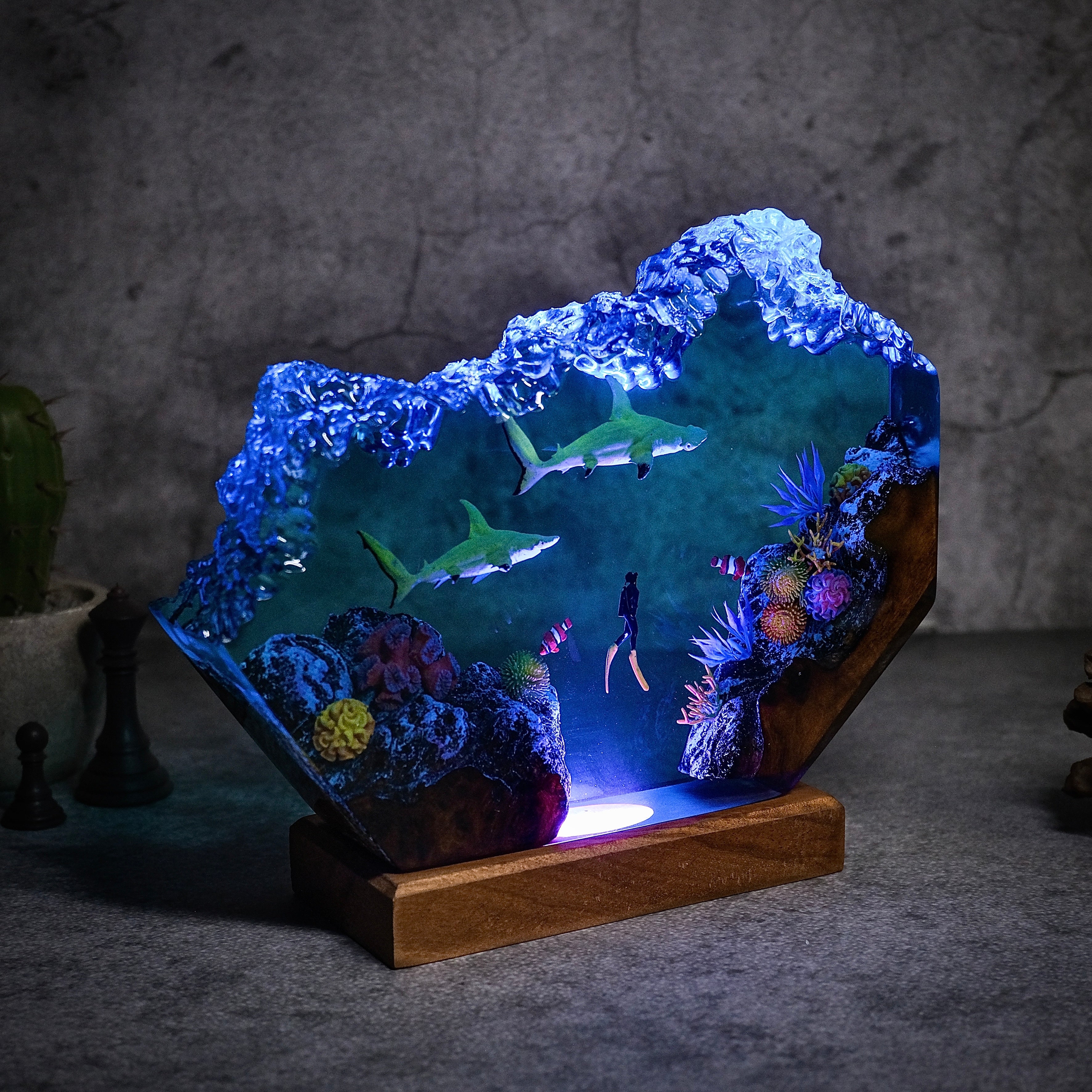 Ocean Fragments, 2 Sphyrna lewini and divers Resin lamp