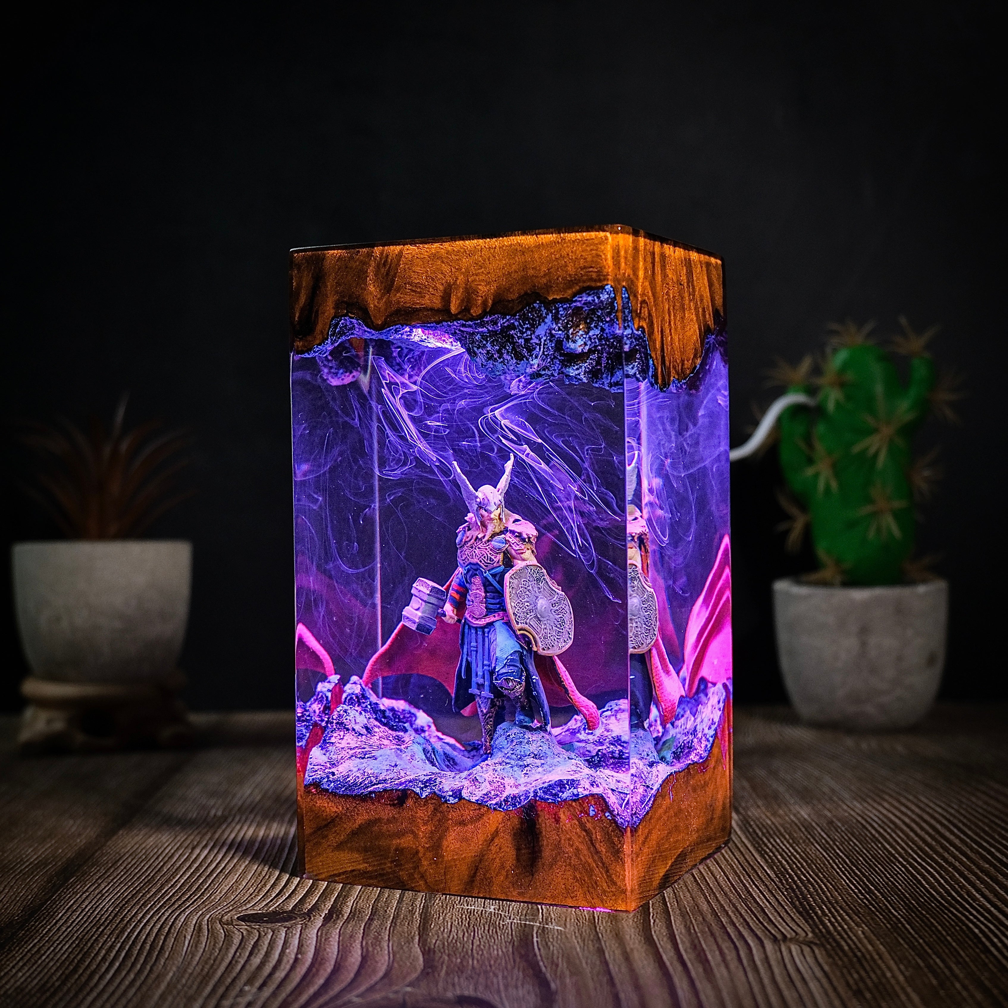 Thor Resin lamp