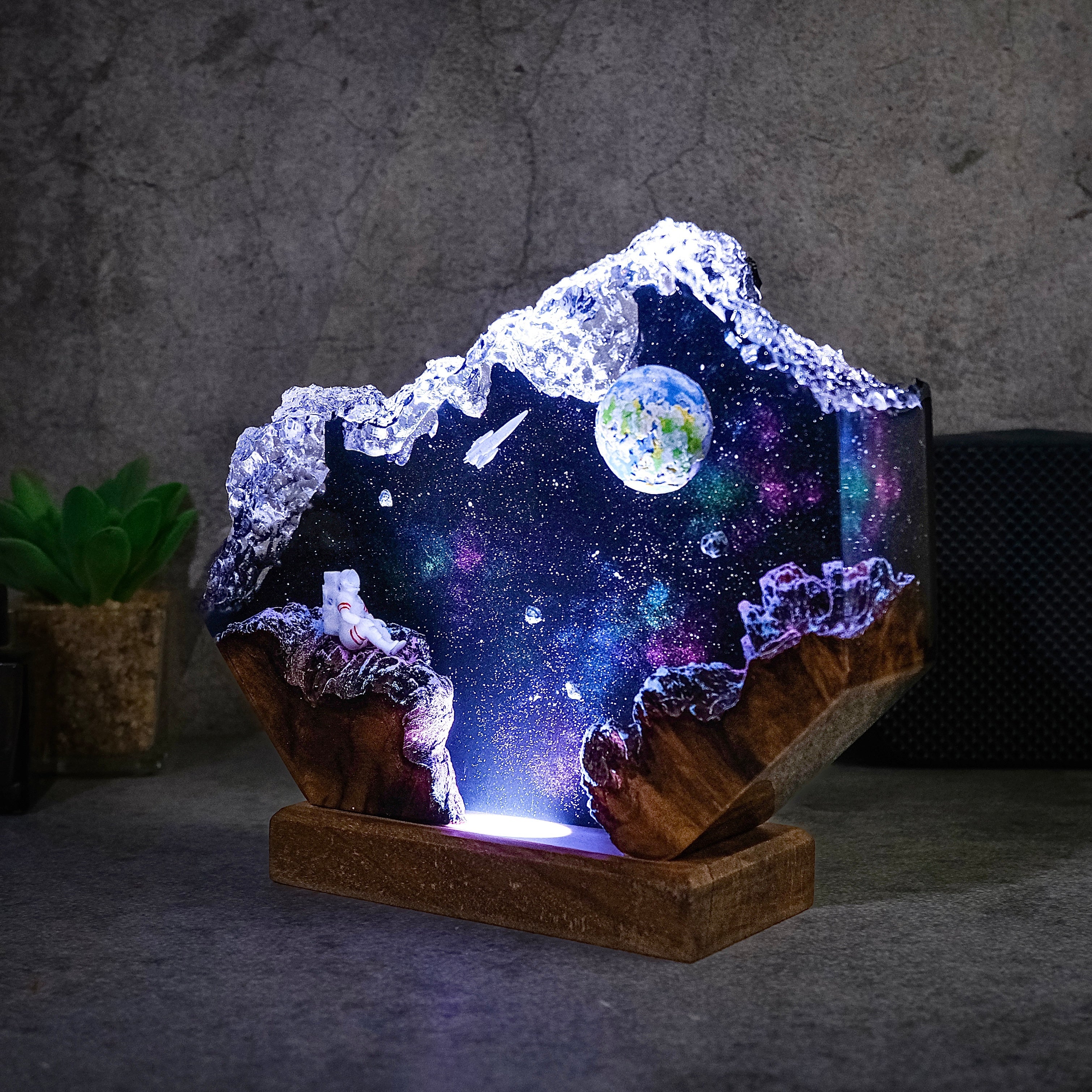 Space Piece. Milky Way, Astronauts and Earth Resin lamp