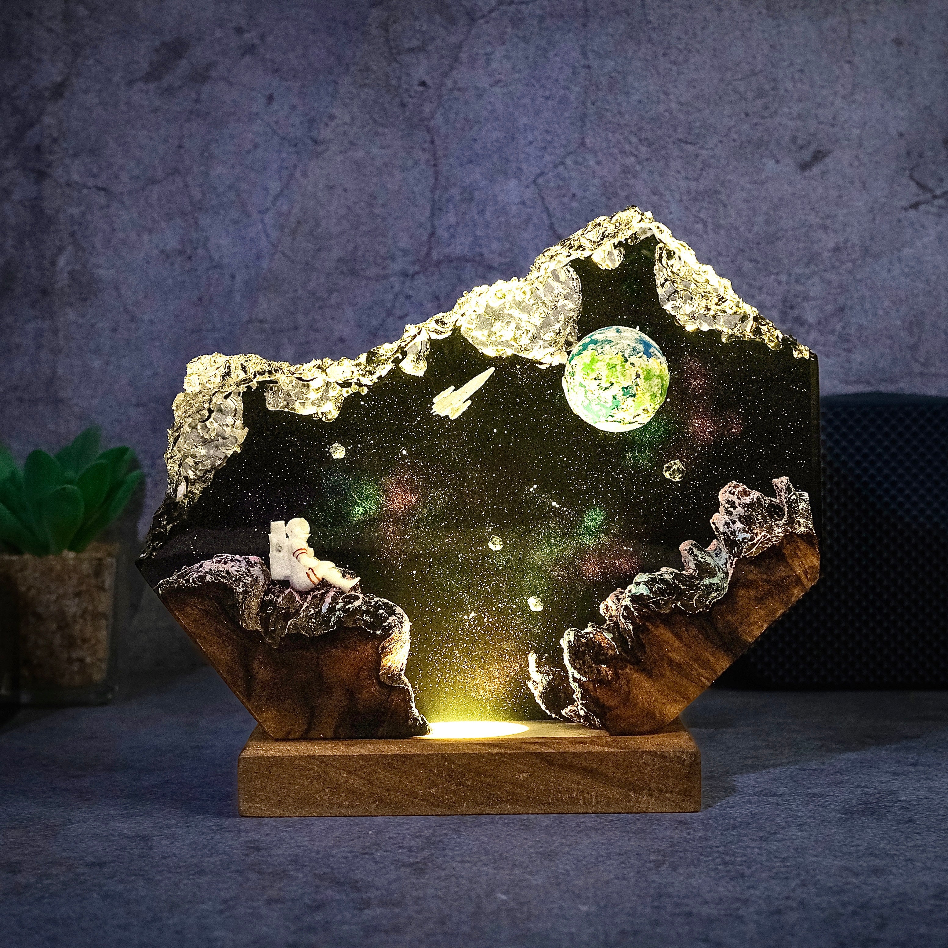 Space Piece. Milky Way, Astronauts and Earth Resin lamp