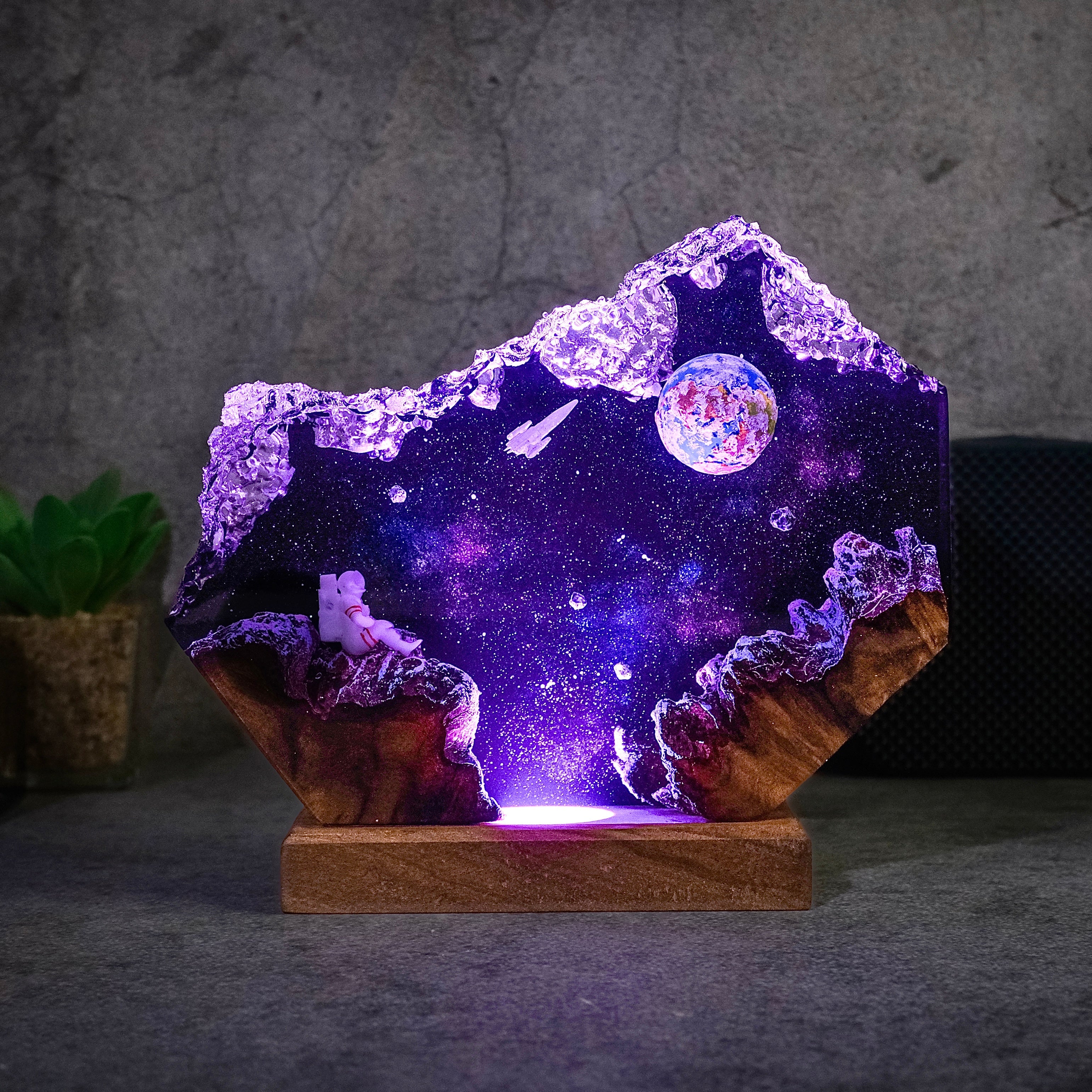 Space Piece. Milky Way, Astronauts and Earth Resin lamp